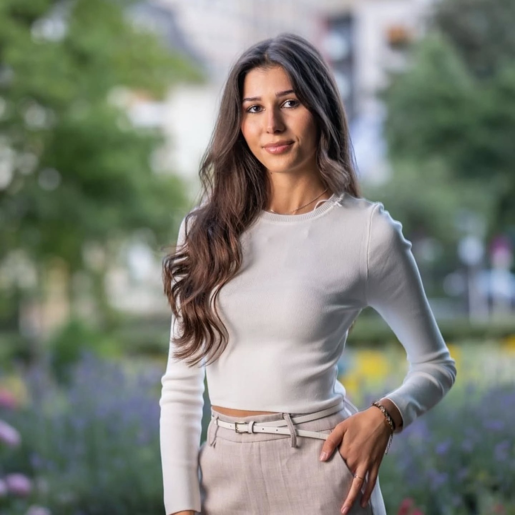 1ère Dauphine, Adelina 1ère Dauphine, Adelina